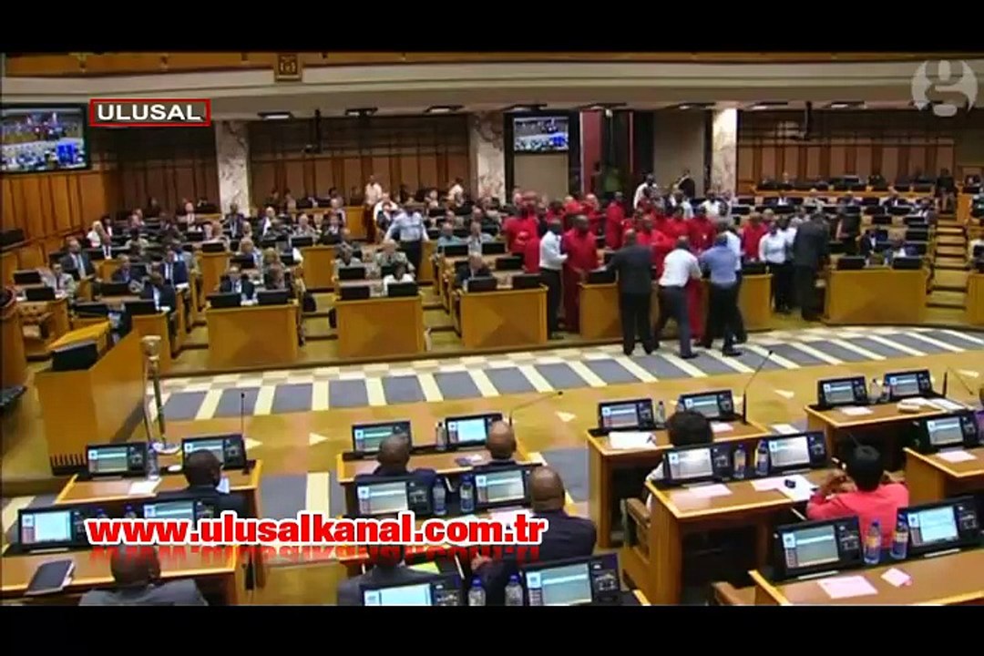 G.Afrika parlamentosunda milletvekilleri ile güvenlik güçleri birbirine girdi