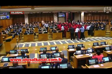 G.Afrika parlamentosunda milletvekilleri ile güvenlik güçleri birbirine girdi