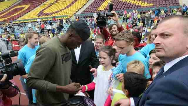 El atleta Usain Bolt asiste en Praga a un certamen de atletismo infantil