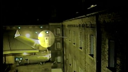 Un drone livre un colis à un prisonnier !