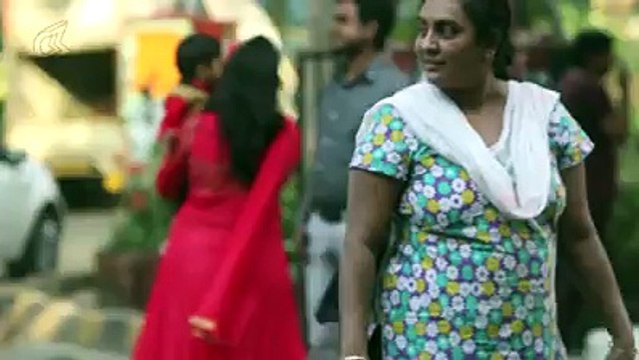 Sonu Nigam Singing on Road