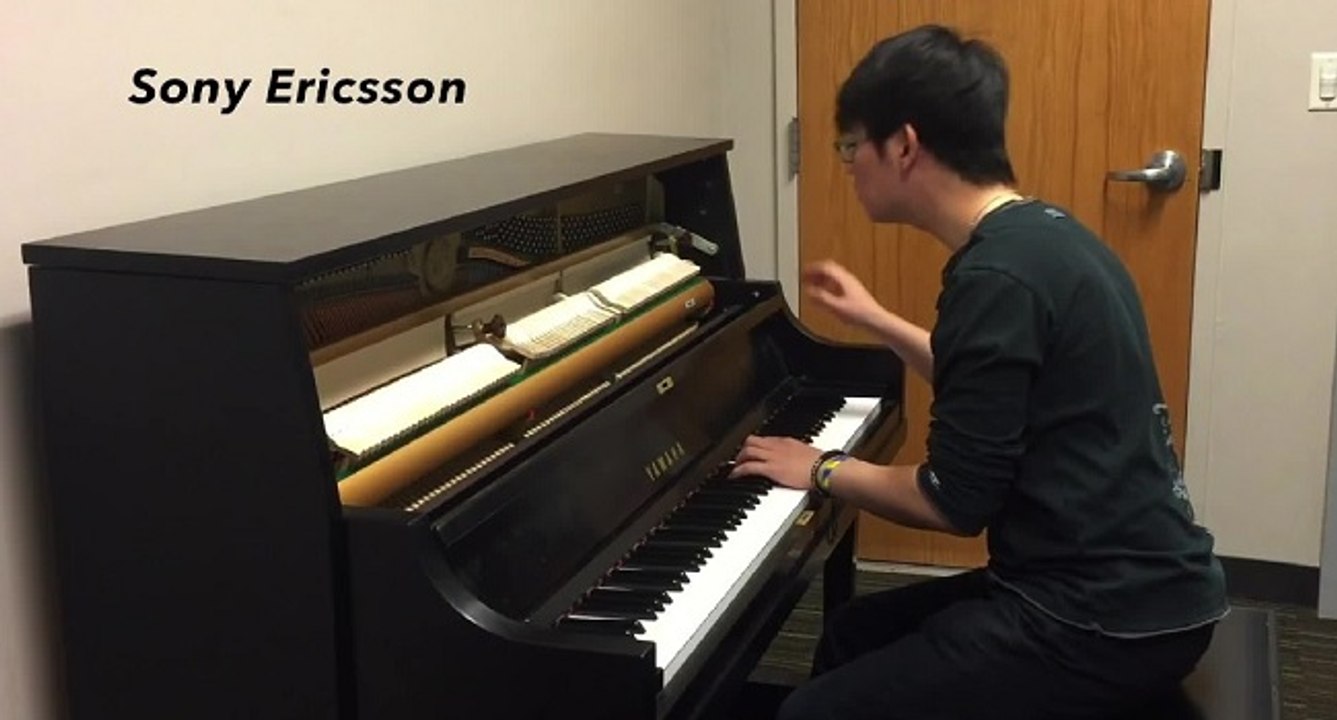 Il joue les sonneries de téléphone les plus connues au piano!