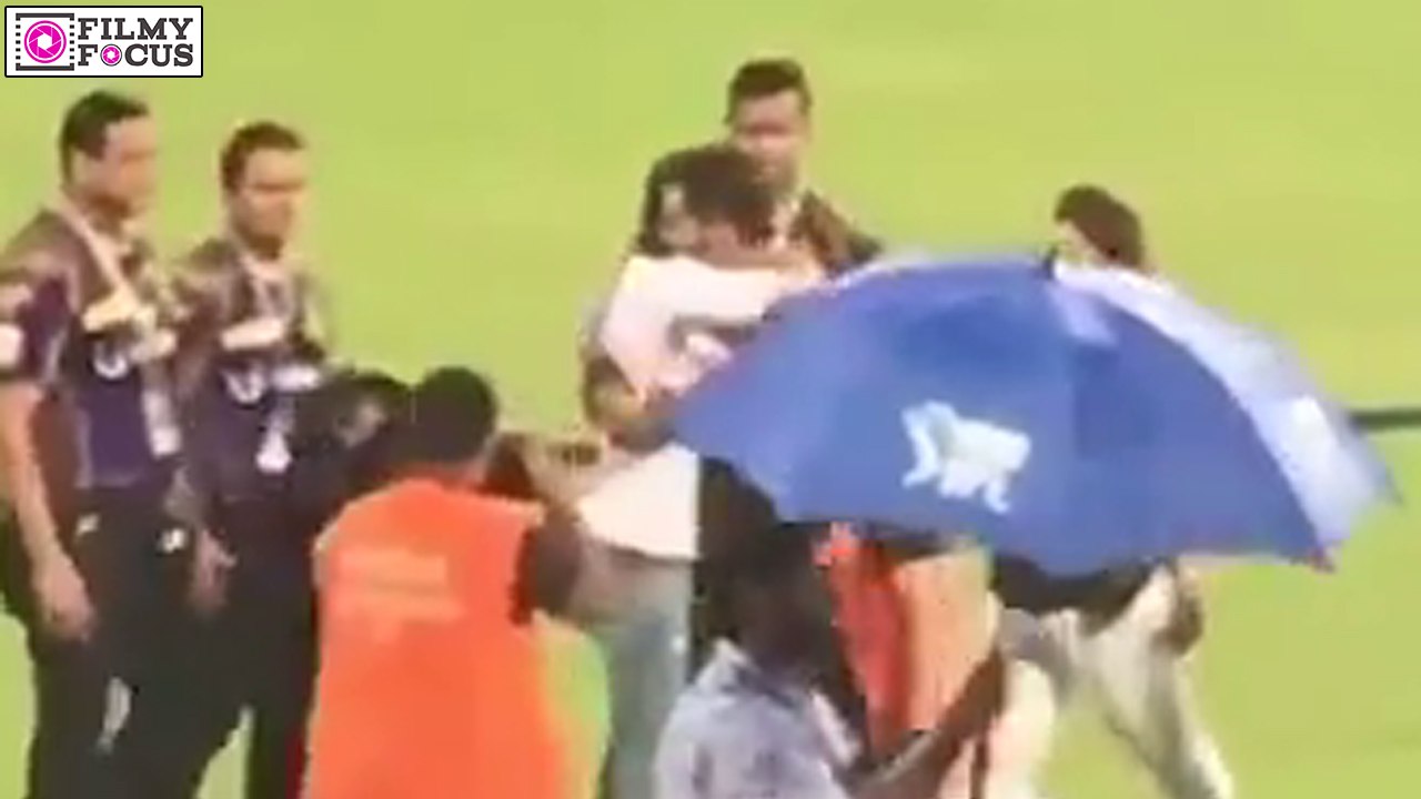 Shahrukh Khan hugged Virat Kohli - Filmyfocus.com