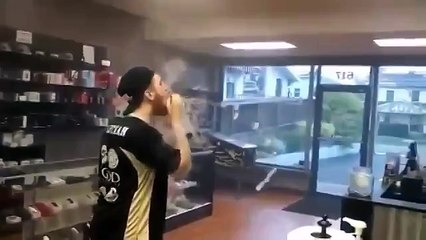 Эффектные трюки укротителя табачного дыма