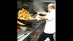 Ce cuisinier manipule le plus gros wok du monde avec une facilité déconcertante