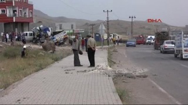 Derik'te Freni Boşalan Vinç Yüklü Tır, Ticari Araca Çarparak Durabildi, 5 Kişi Yaralandı