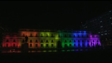 Colores de la diversidad sexual iluminan la casa del Gobierno chileno