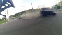 Ce cycliste filme un accident de voiture de dingue sur un croisement
