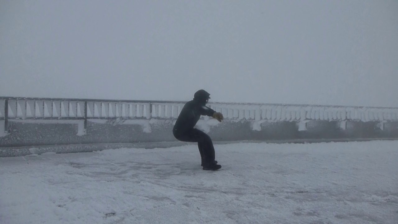 Cet homme ne tient pas debout face aux vents à 160km/h aux Etats-Unis
