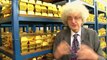 Ce reporter montre des lingots d'or pour des milliards de dollars !