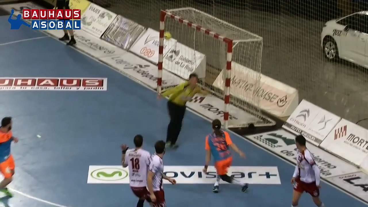 Magnifique lucarne sur jet franc direct (handball)