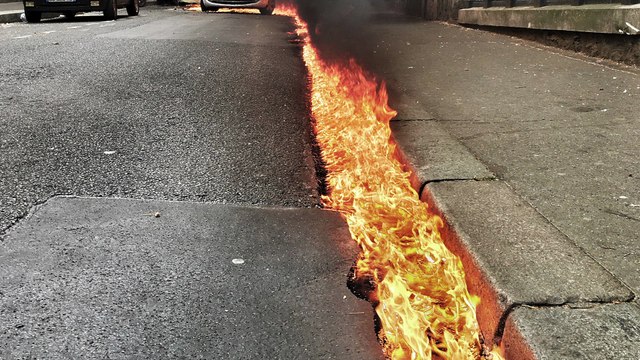 Une voiture de police incendiée à Paris, canal Saint-Martin