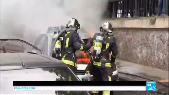Une voiture de police incendiée en marge de la manifestation contre la haine anti-flics - PARIS