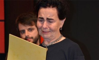 Fatma Girik Sahnede Gözyaşlarına Boğuldu