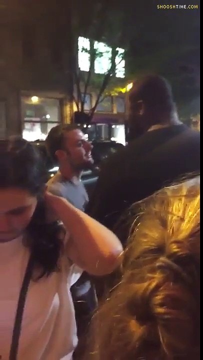 Un videur met KO un mec ivre