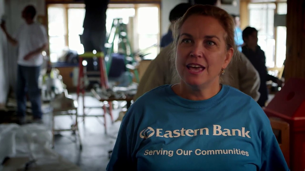 Son mari meurt subitement, 2 ans plus tard, elle entre dans un restaurant et voit ça! Elle est déstabilisée!