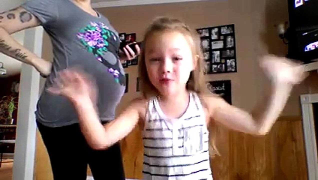 Un moment de complicité trop mignon entre une mère enceinte et sa fille