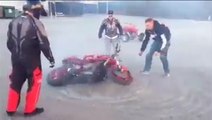 Moto de stunt qui ne s'arrête plus de tourner en rond