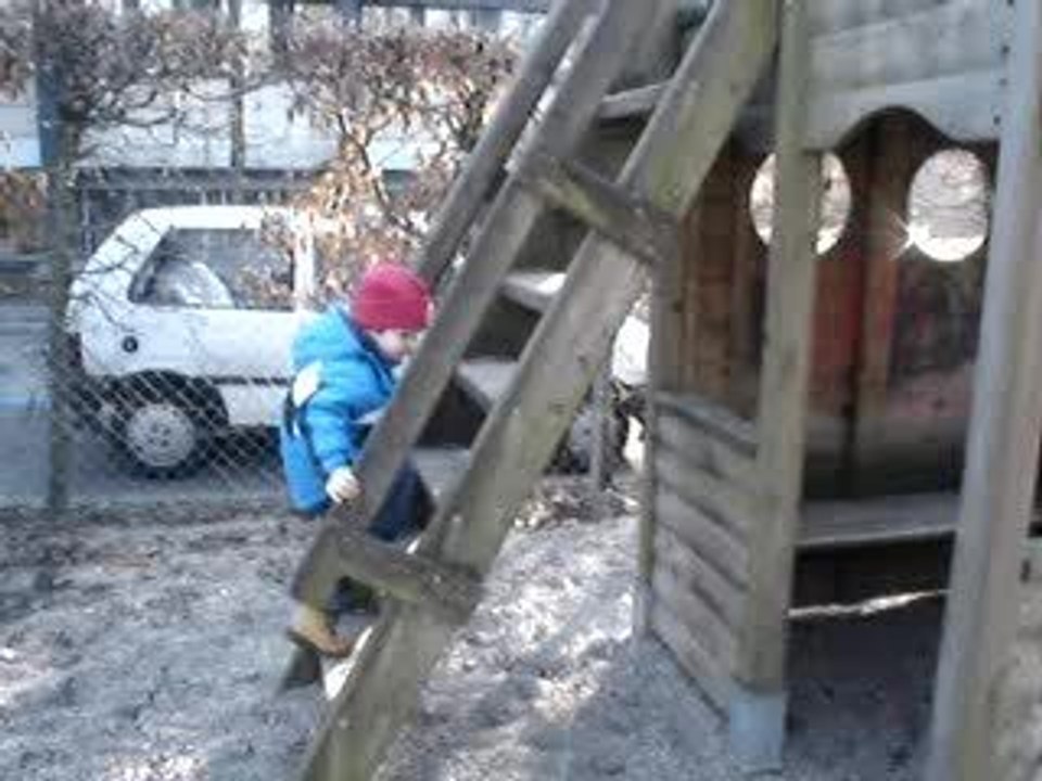 Alexander beim Rutschbahnfahren