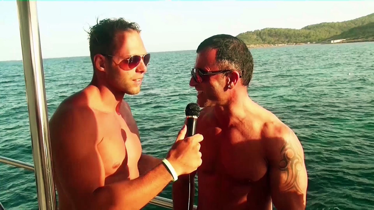 This guy loves the boatparty