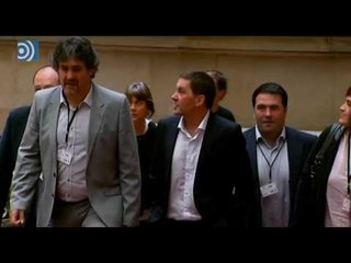 Reciben a Otegi con gritos de asesino en el Parlamento de Cataluña