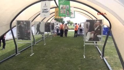 İzmirlilerin Kordon'da Kitap Okuma Keyfi