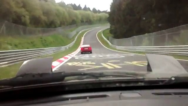 Peugeot 205 GTI enfrenta inferno verde em Nurburgring!