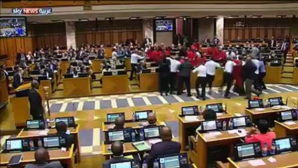مشادات بين نواب جنوب إفريقيا وطرد حزب المعارضة من البرلمان