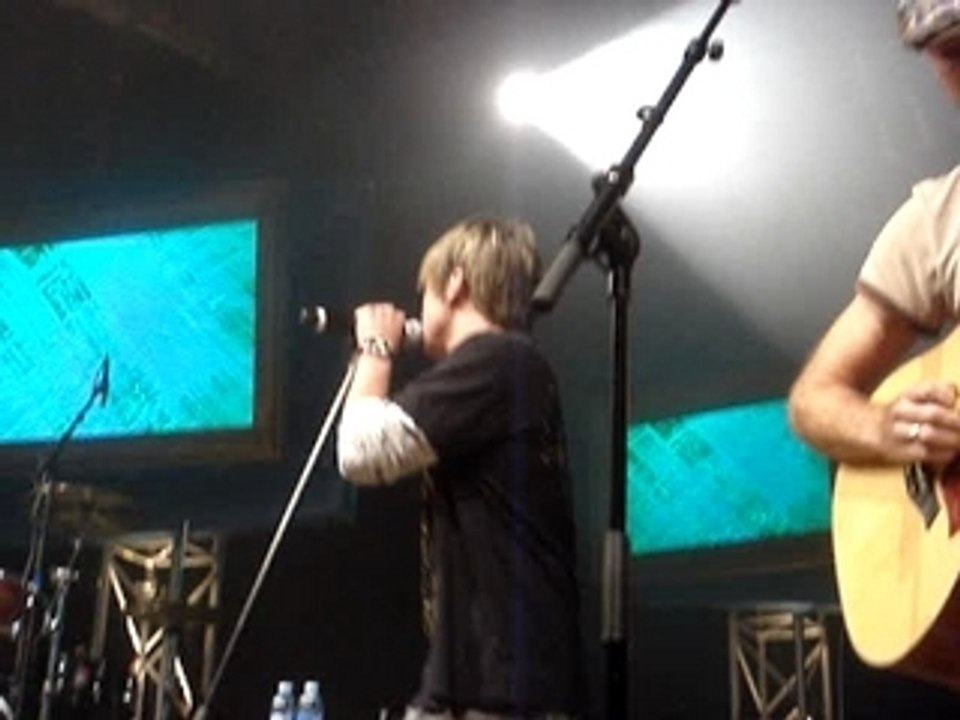 Jesse McCartney qui rentre dans la salle de concert de Renne