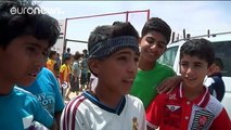مخيم الزعتري: نجم كرة القدم مسعود اوزيل يلعب مع اطفال اللاجئين السوريين