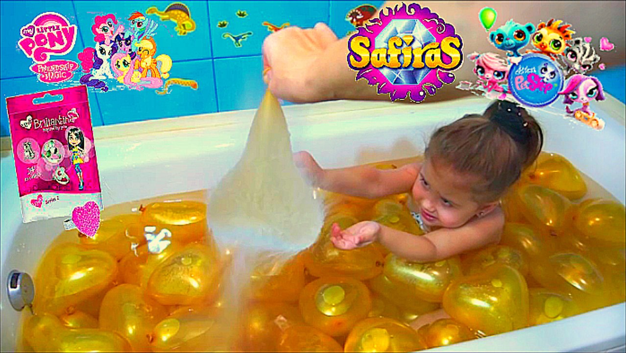 ❤ Сюрпризы в Шариках с Водой❤ Burst water balloons are looking for surprises