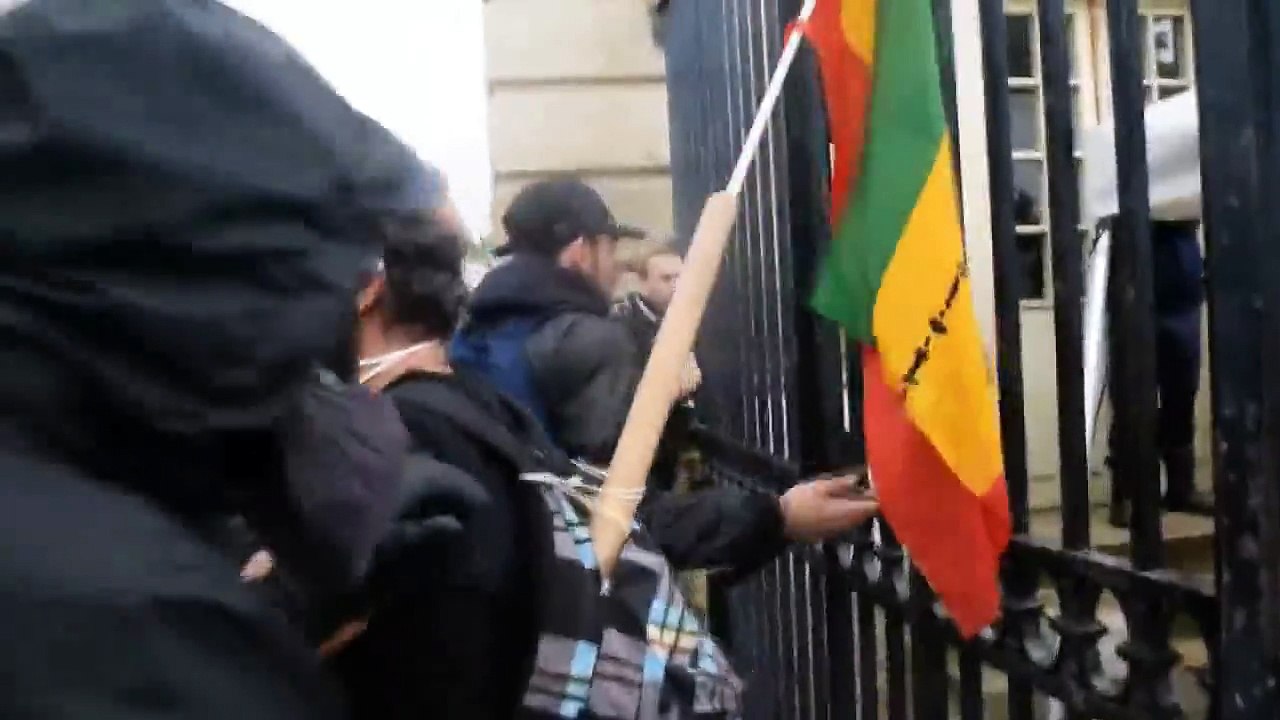 Les images des casseurs qui attaquent les gendarmes et qui révoltent les Français à Paris - FUTURPOP