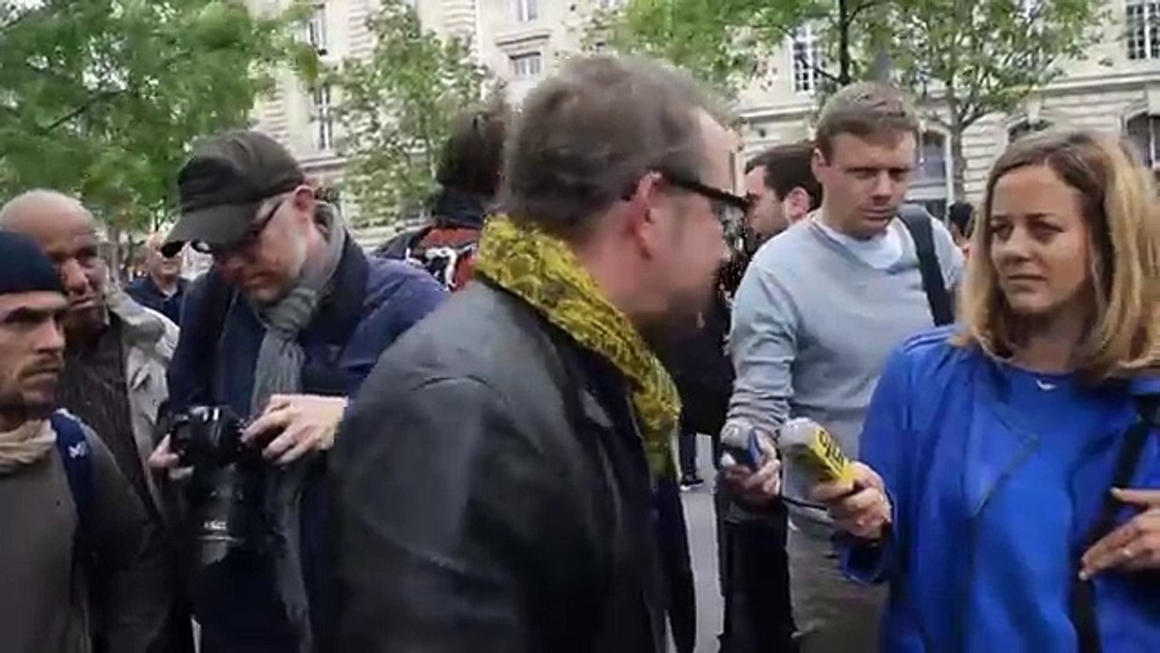 Une voiture de police brûlée par des manifestants
