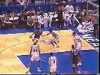 Shaquille O'Neal casse le panier