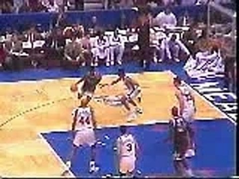 Shaquille O'Neal casse le panier