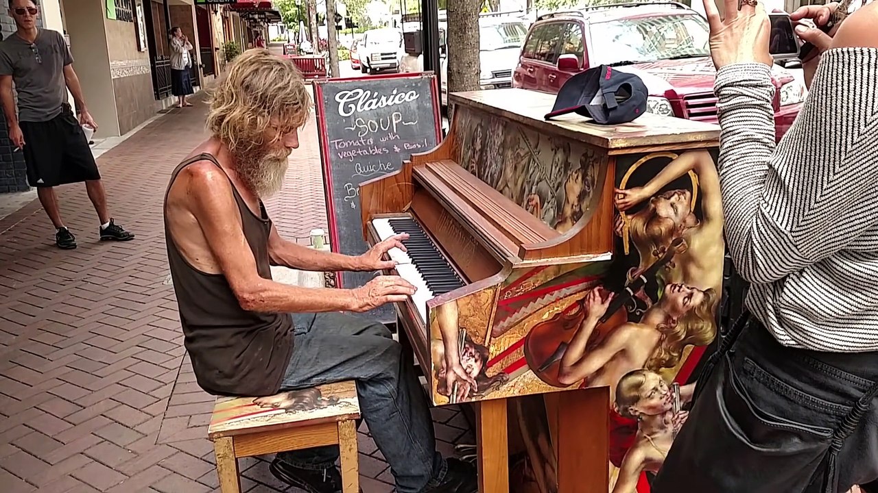 Sem-abrigo senta-se no piano e mostra que não deveríamos julgar as pessoas