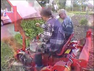 Già Sembra Una Pazzia Vedere Gente Seduta Dietro Al Trattore, Ma Aspettate Di Scoprire Cosa Stanno Facendo! (VIDEO)