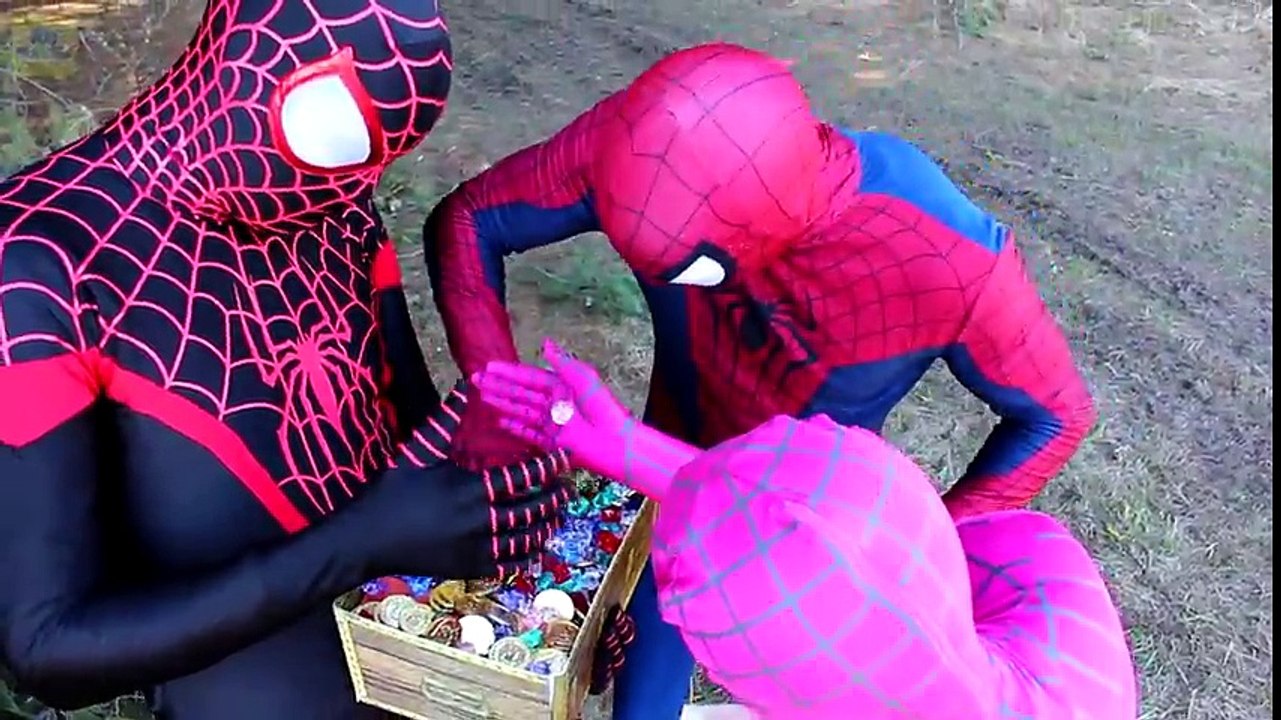 Spiderman & Pink Spidergirl Find Treasure! w_ Frozen Elsa, Joker, Catwoman, Rainbow Hair & Prank -)
