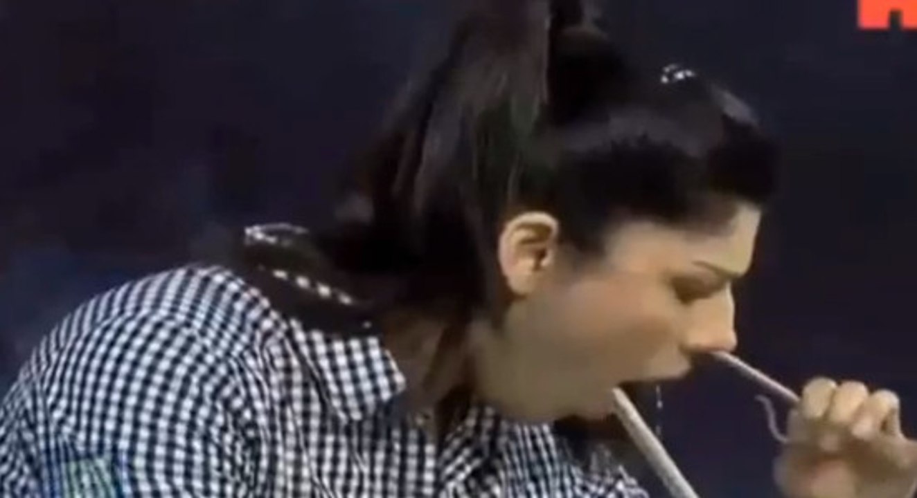 Most Dangerous Audition A Girl Cross the Snake From Nose To Mouth in Waqar Zaka Show Over The Edge