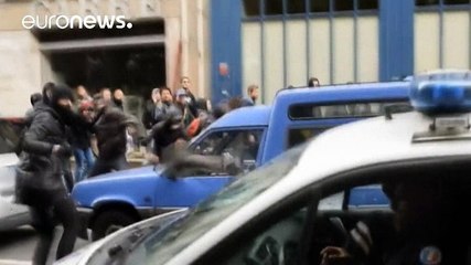 França: Veículo da polícia incendiado em jornada de manifestações contra e a favor dos agentes
