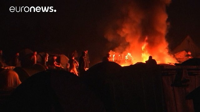 Греція: Ідомені потонув у вогні через нові сутички біженців з прикордонниками