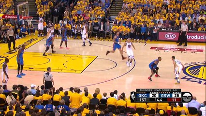 Stephen Curry dépose Steven Adams