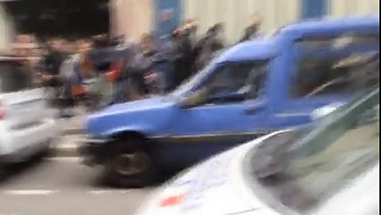 Attaque d’une voiture de police: la vidéo accablante