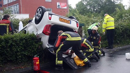 Auto belandt op de kop naast woonboot in Stad - RTV Noord