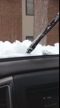 Des essuie glaces jouent we wil rock you sur un pare brise gelé