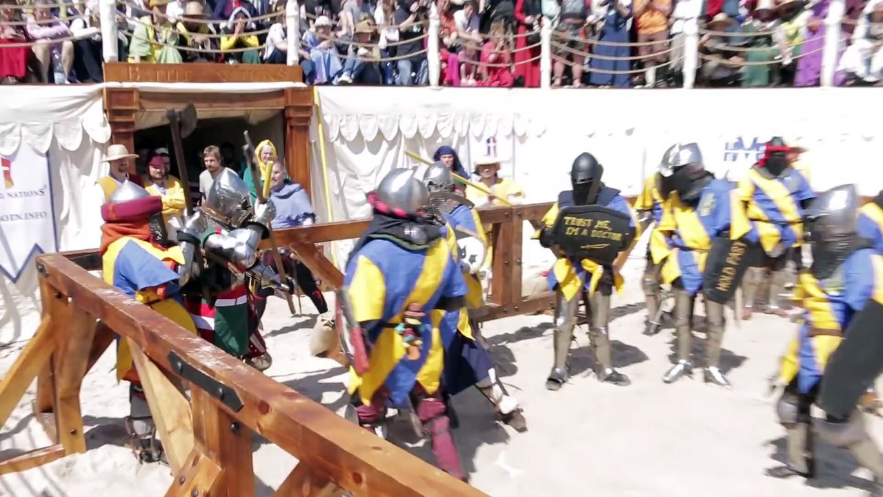 Reconstitution à armes réelles de combats du moyen age avec épées, boucliers, lances !