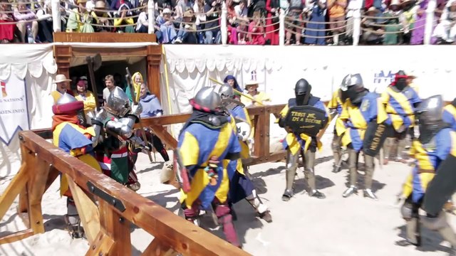 Reconstitution à armes réelles de combats du moyen age avec épées, boucliers, lances !