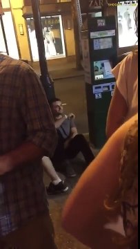 CHOC : Le videur d'une boite de nuit met KO un homme ivre !