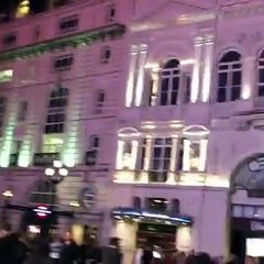 Pakistani Guy Bashing Nawaz Sharif & Zardari Outside Their Hotel In UK