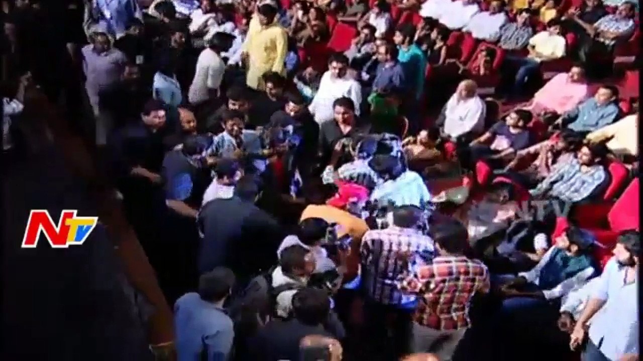 Allu arjun Fans Pawan Kalyan Fans Fighting VIDEO